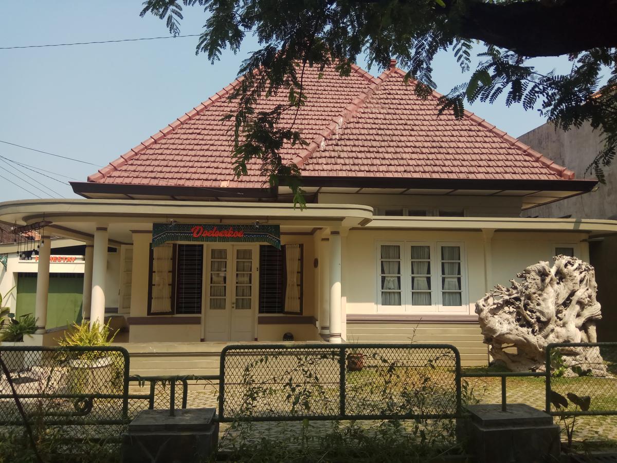 Doeloerkoe Homestay Surakarta  Ngoại thất bức ảnh