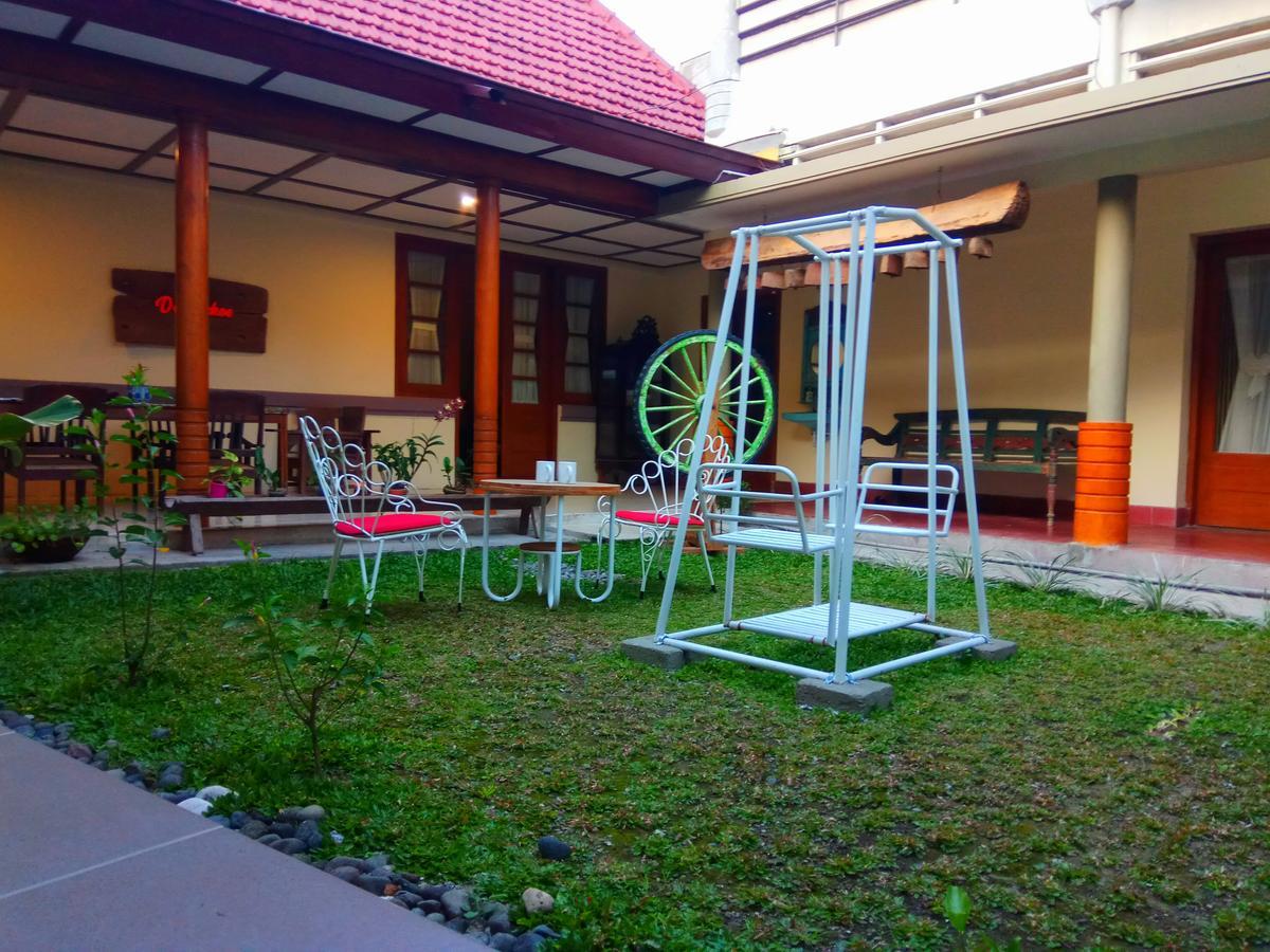 Doeloerkoe Homestay Surakarta  Ngoại thất bức ảnh