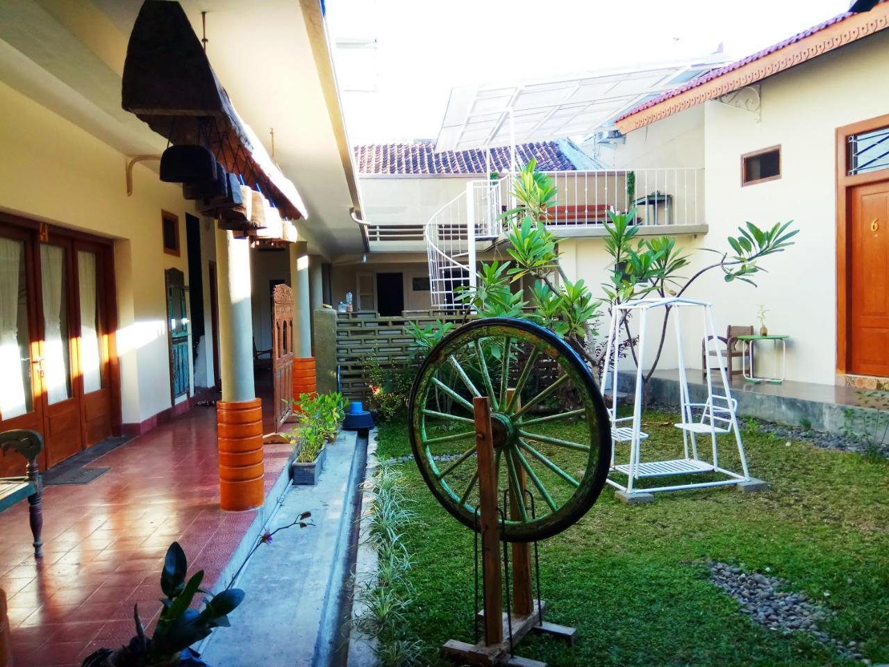 Doeloerkoe Homestay Surakarta  Ngoại thất bức ảnh